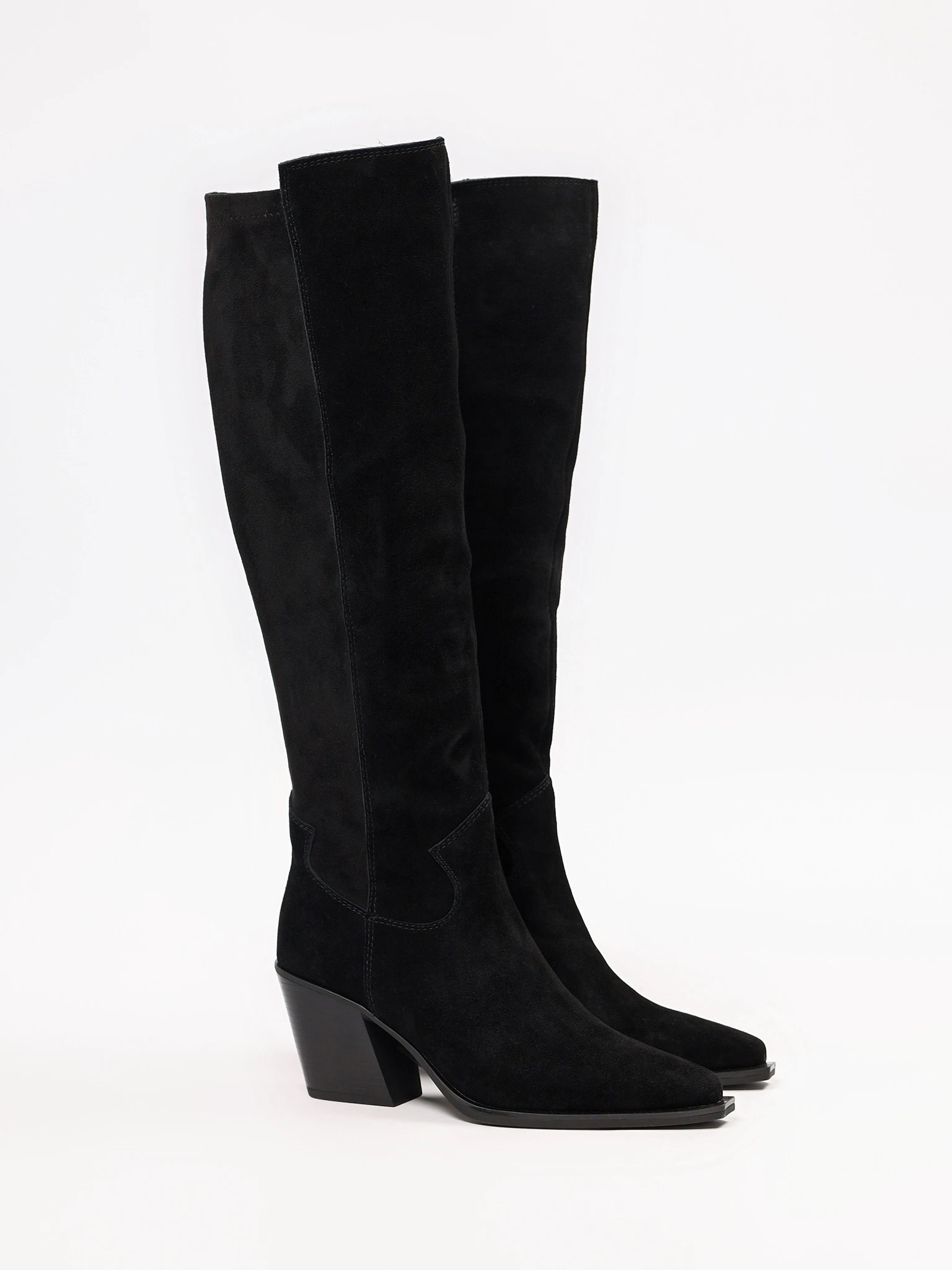 Сапоги черного цвета на высоком каблуке